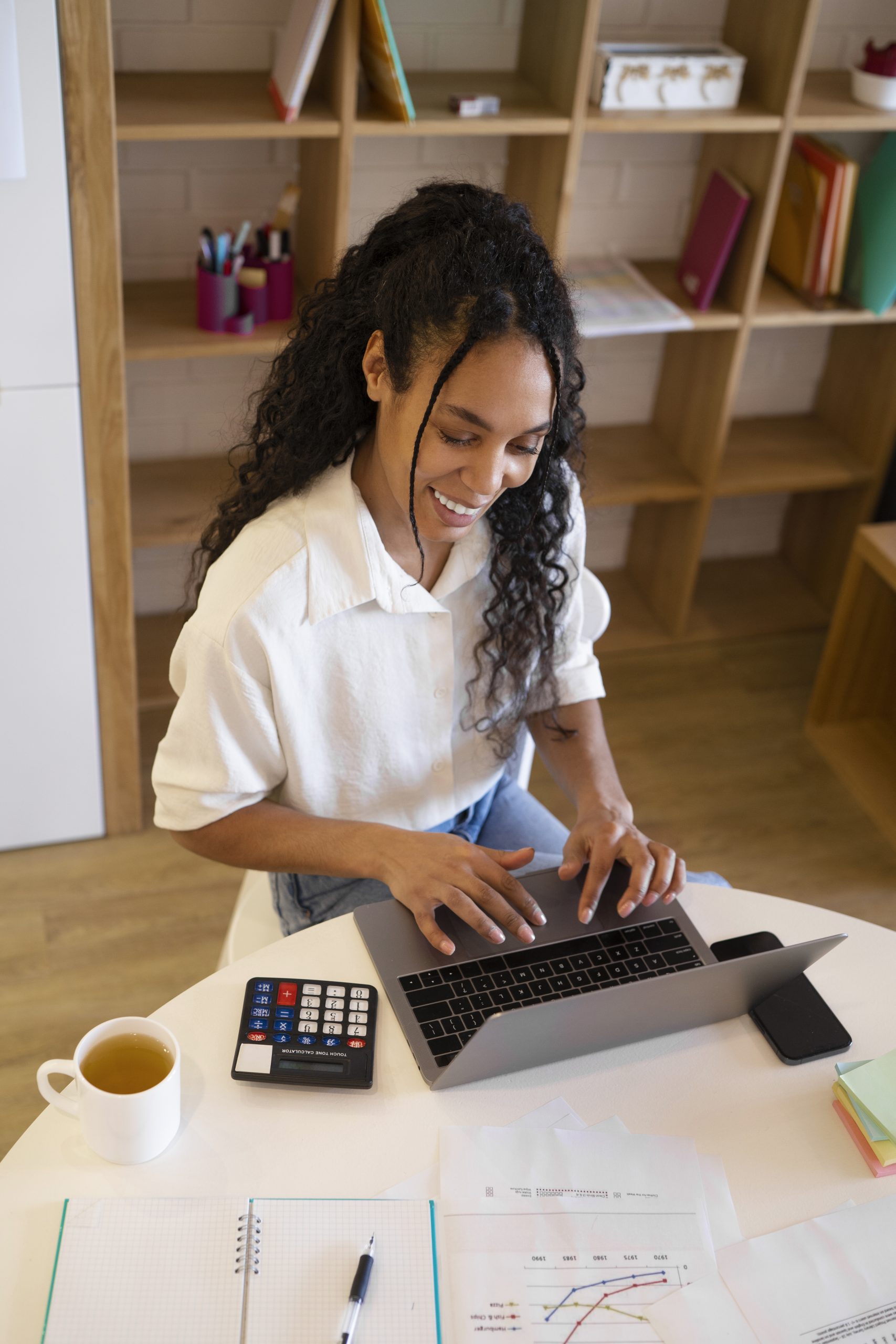 Ramo de negócio.Tela do banco de empresas nacionais no Simple ERP, mulher foco no laptop