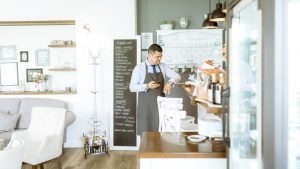 fábrica de pequeno porte epp homem trabalhando erp simples